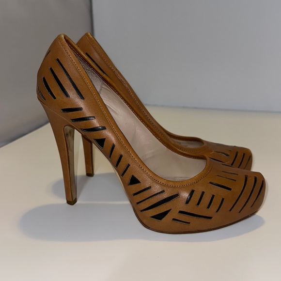 BCBG Prague Brown Leather Platform Size 9B/39 Tan Stilettò Pumps Shoes - Picture 2 of 9